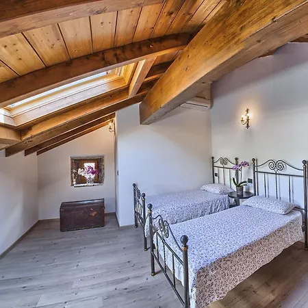 Vinicia, Pool, Jacuzzi, Airco Guest house Domaso