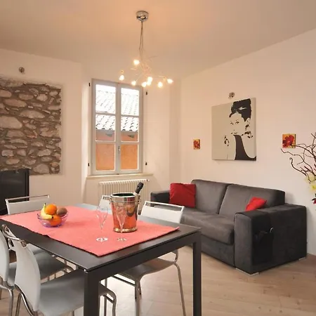 Guest house Vinicia, Pool, Jacuzzi, Airco Domaso