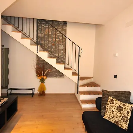 Vinicia, Pool, Jacuzzi, Airco 4* Domaso