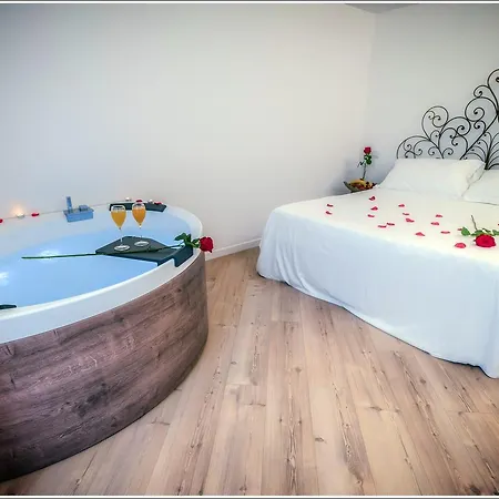 ゲストハウス Vinicia, Pool, Jacuzzi, Airco ドマーゾ