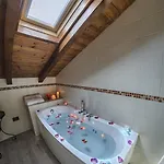 Vinicia, Pool, Jacuzzi, Airco בית הארחה
